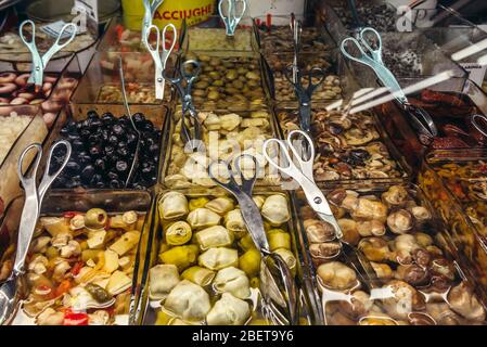 Marinierte Lebensmittel auf dem Mercato Delle Erbe Lebensmittelmarkt in Bologna, Hauptstadt und größte Stadt der Emilia Romagna Region in Norditalien Stockfoto