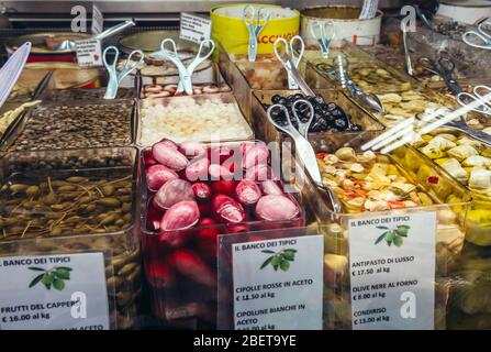 Marinierte Lebensmittel auf dem Mercato Delle Erbe Lebensmittelmarkt in Bologna, Hauptstadt und größte Stadt der Emilia Romagna Region in Norditalien Stockfoto