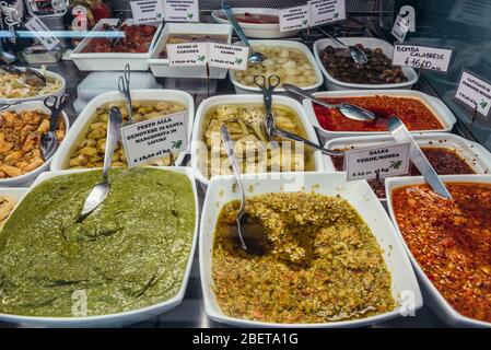 Pesto und marinierte Lebensmittel auf dem Mercato Delle Erbe Lebensmittelmarkt in Bologna, Hauptstadt und größte Stadt der Emilia Romagna Region in Norditalien Stockfoto