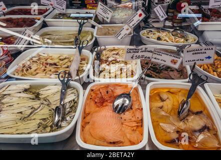 Marinierte Lebensmittel auf dem Mercato Delle Erbe Lebensmittelmarkt in Bologna, Hauptstadt und größte Stadt der Emilia Romagna Region in Norditalien Stockfoto