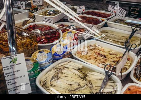 Marinierte Lebensmittel auf dem Mercato Delle Erbe Lebensmittelmarkt in Bologna, Hauptstadt und größte Stadt der Emilia Romagna Region in Norditalien Stockfoto