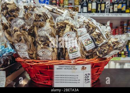 Getrocknete Pilze zum Verkauf auf Mercato Delle Erbe Lebensmittelmarkt in Bologna, Hauptstadt und größte Stadt der Emilia Romagna Region in Norditalien Stockfoto