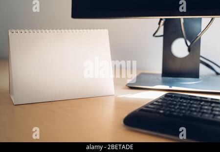 Leerer Desktop-Kalender oder Notizbuch auf einem Büroschreibtisch Stockfoto
