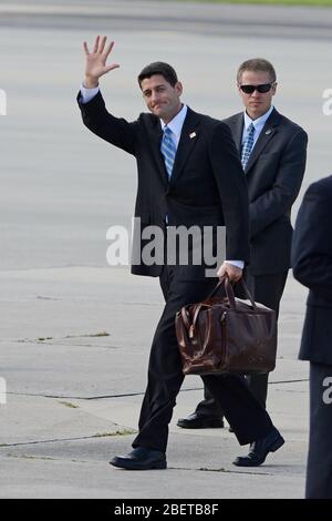 WEST PALM BEACH - OKTOBER 19: Vize-Präsidentschaftskandidat Paul Ryan kommt am 19. Oktober 2012 am Palm Beach International Airport in West Palm Beach an Stockfoto
