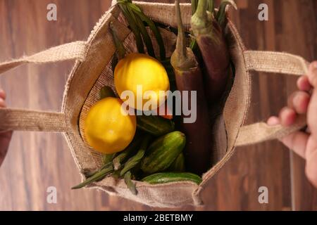 Frisches Gemüse in einer Einkaufstasche, hohe Winkelansicht Stockfoto