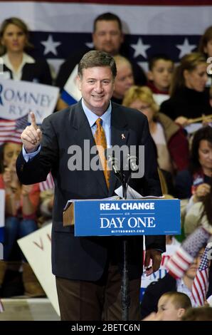 FAIRFAX, VA NOVEMBER 5: Der ehemalige Gouverneur der VA, Republikaner George Allen, läuft für das Rennen des US-Senats für die VA und spricht an der George Mason University in Fairfax, V. Stockfoto