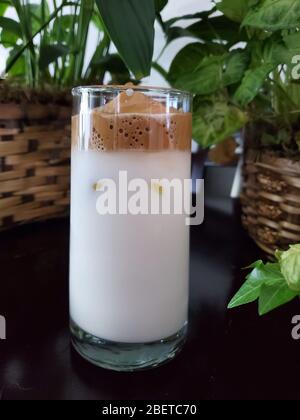 Dalgona Schlagkaffee, der in Südkorea entstanden Stockfoto