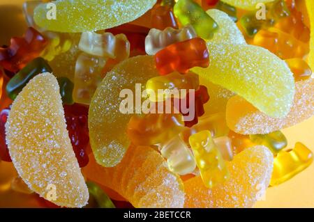 Makro Foto mehrfarbige Marmelade Gelee Süßigkeiten. Dessert Marmelade Süße von gelben, roten, grünen und orangen Gelee Bonbons. Stockfoto