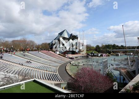 Poitiers Futuroscope, Nouvelle Aquitaine / France - 02 03 2019 : Gebäude im Park sind schon heute eine Attraktion in ihrem futuristischen Stil Stockfoto