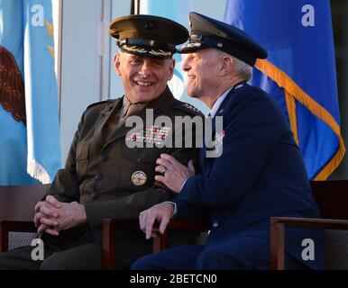 MIAMI, FL - 19. NOVEMBER: Der kommende Kommandeur General John F. Kelly USMC und General Douglas M. Fraser USAF nehmen an der Zeremonie zum Befehlswechsel in den USA Teil Stockfoto