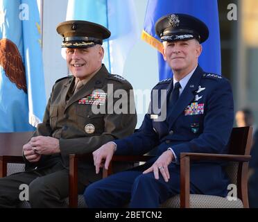 MIAMI, FL - 19. NOVEMBER: Der kommende Kommandeur General John F. Kelly USMC und General Douglas M. Fraser USAF nehmen an der Zeremonie zum Befehlswechsel in den USA Teil Stockfoto