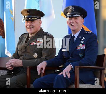 MIAMI, FL - 19. NOVEMBER: Der kommende Kommandeur General John F. Kelly USMC und General Douglas M. Fraser USAF nehmen an der Zeremonie zum Befehlswechsel in den USA Teil Stockfoto