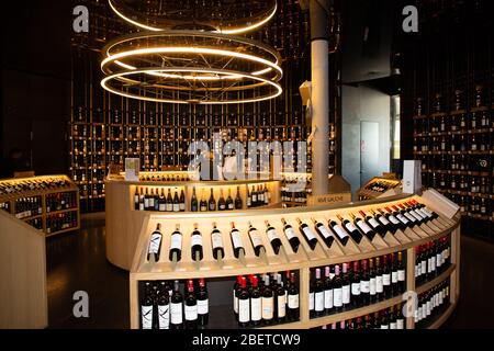 Bordeaux Nouvelle Aquitaine / Frankreich - 03 28 2019 : Cite du Vin Weinladen in das Weinmuseum in Bordeaux Stockfoto