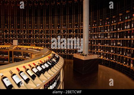 Bordeaux Nouvelle Aquitaine / Frankreich - 03 28 2019 : Cite du Vin Innenflaschenladen in Weinmuseum Stockfoto