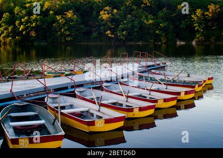 Am Pier im Abendteich liegen die Vergnügungsruderboote. Donezk. Ukraine. Stockfoto