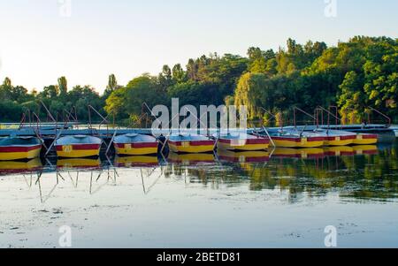 Am Pier im Abendteich liegen die Vergnügungsruderboote. Donezk. Ukraine. Stockfoto