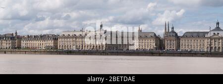Bordeaux, Gironde / Frankreich - 05 26 2019 : Panorama der Stadt Bordeaux vom Schiff auf dem Fluss Garonne Stockfoto