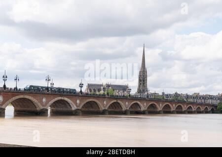 Bordeaux, Gironde / Frankreich - 05 26 2019 : Basilika Saint Michel und Steinbrücke in Bordeaux Frankreich Stockfoto