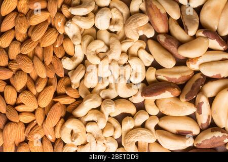Mandeln, Cashew und para Nuts über einem Holztisch Stockfoto