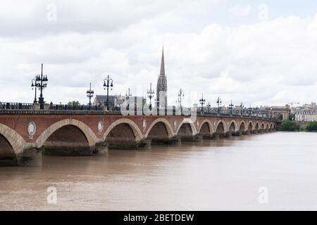 Bordeaux, Gironde / France - 05 26 2019 : Bordeaux Südwest Frankreich die Pont de Pierre auf dem Fluss Garonne. Der Turm Saint Michel im Hintergrund Stockfoto