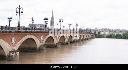Bordeaux, Gironde / Frankreich - 05 26 2019 : Brücke Pont de Pierre und Basilika Saint Michel in Bordeaux Frankreich Stockfoto