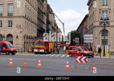 Bordeaux, Gironde / Frankreich - 05 26 2019 : spektakuläre Intervention von einem Jagdflugzeug im Innenstadtgebäude Stockfoto