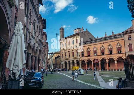 Piazza Santo Stefano in Bologna, Hauptstadt und größte Stadt der Emilia Romagna Region in Italien, Blick mit Palazzo Isolani Gebäude und Asinelli Turm Stockfoto