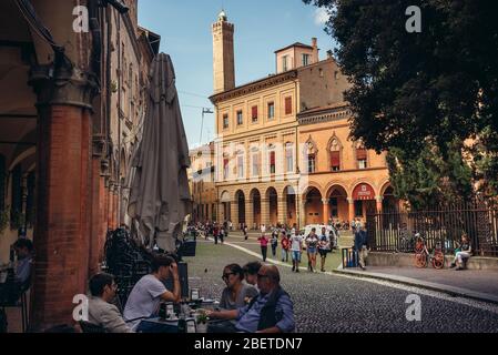 Piazza Santo Stefano in Bologna, Hauptstadt und größte Stadt der Emilia Romagna Region in Italien, Blick mit Palazzo Isolani Gebäude und Asinelli Turm Stockfoto