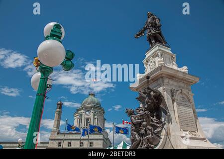 Juli 2012 - Denkmal für Samuel De Champlain, Gründer der Stadt Quebec mit dem alten Postturm im Hintergrund, Place D'Armes, Quebec City, Kanada Stockfoto