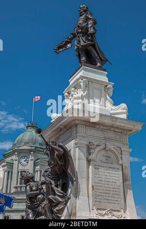 Juli 2012 - Denkmal für Samuel De Champlain, Gründer der Stadt Quebec mit dem alten Postturm im Hintergrund, Place D'Armes, Quebec City, Kanada Stockfoto