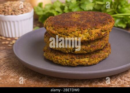 Linsenburger. Veganes Essen auf einem Holztisch Stockfoto