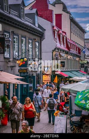 Quebec City, Kanada, Juli 2012 - St Jean Straße in der alten Stadt Quebec, voll mit Touristen, die einen Abendspaziergang genießen oder Souvenirs kaufen möchten Stockfoto