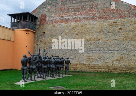 Statuen im Hof des kommunistischen Gefängnisses von Sighetu Marmatiei, Denkmal der Opfer des Kommunismus und des Widerstands, Rumänien Stockfoto