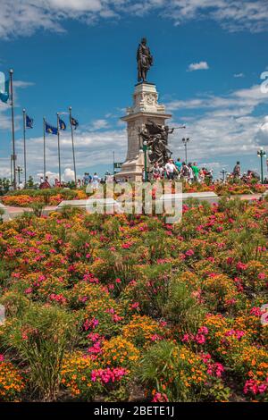 Quebec City, Kanada, Juli 2012 - Besucher im blühenden Park, der um das Denkmal von Samuel de Champlain, Gründer von Quebec City, schloß Stockfoto