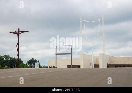 Portugal, Fatima Kirche, Basilika der Heiligen Dreifaltigkeit Fatima, Kreuz Kreuz moderne Kunst, Annahme russisch-katholische Kirche, Installation religiösen Perlen w Stockfoto