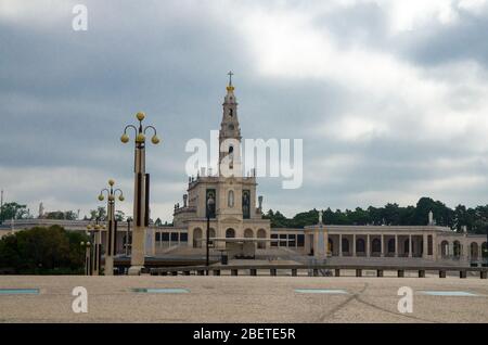 Portugal, Kirche von Fatima, Blick auf die Basilika der Jungfrau Maria Rosenkranz von Fatima, Heiligtum unserer Lieben Frau von Fatima, Hauptplatz mit großen Laternen vor Stockfoto