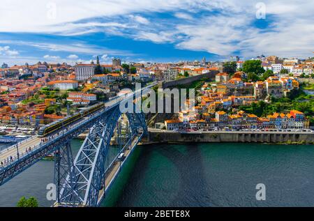 Portugal Porto Panorama, die Eiffel Brücke, Ponte Dom Luis, Brücke Ponti Di Don Luis, Douro Fluss, Panoramablick auf Porto Stadt, Porto im Juni, whit Stockfoto