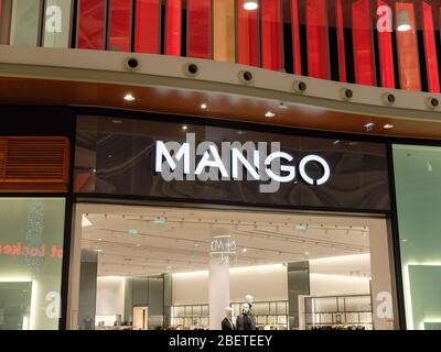 Mango-Schaufenster. Mango ist ein spanisches Unternehmen, das sich auf Design, Herstellung und Vermarktung über Franchises von Kleidung und Accessoires für wom spezialisiert hat Stockfoto