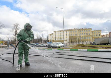 Sankt Petersburg, Russland - April 15 2020. Vorbeugende Maßnahmen und Vorsichtsmaßnahmen gegen Coronavirus COVID-19. Militärpersonal von Chemical, Biologica Stockfoto