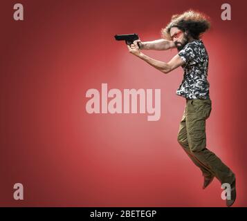 Porträt eines dünnen Kerl poiting eine Waffe - isoliert Stockfoto