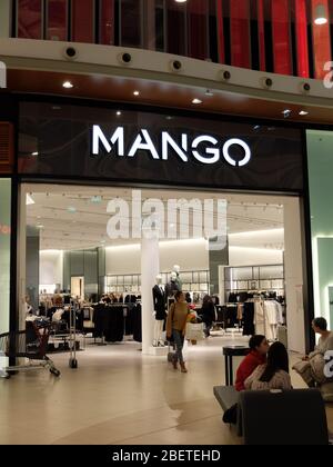 Mango-Schaufenster. Mango ist ein spanisches Unternehmen, das sich auf Design, Herstellung und Vermarktung über Franchises von Kleidung und Accessoires für wom spezialisiert hat Stockfoto