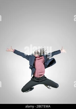 Skinny, eleganten Kerl in einer springenden Pose Stockfoto