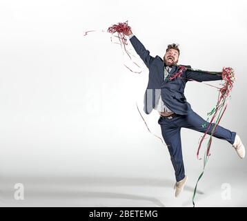 Plump Mann in einer springenden Haltung Stockfoto