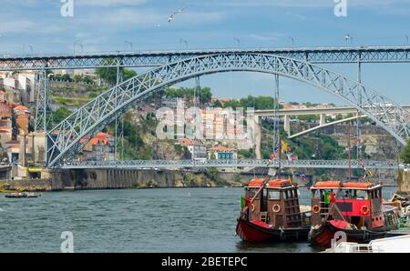 Portugal, Porto, rote Holzboote mit Weinfässern auf dem Douro-Fluss nah, Holzboote mit Hafenfässer nah auf dem Douro-Fluss, Porto Altstadt vi Stockfoto