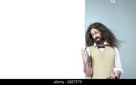 Exzentrischer Mann auf dem weißen Brett Stockfoto