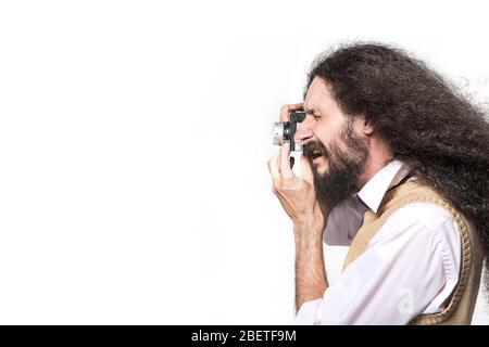 Skinny Geek, der mit einer winzigen Kamera ein Foto aufgenommen hat Stockfoto