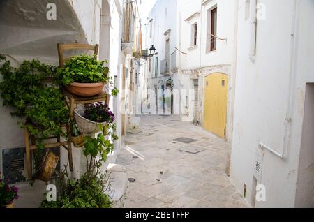 Schmale weiße Straßen von Locorotondo in Apulien (Apulien) Region, Süditalien Stockfoto