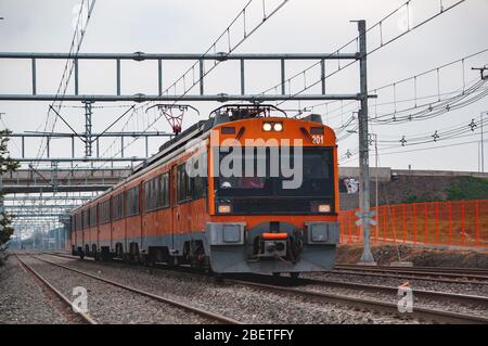 SANTIAGO, CHILE - JULI 2016: Ein Fernzug in Santiago Stockfoto