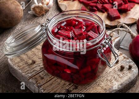 Rote Rüben in einem Mixbecher in Scheiben geschnitten - Vorbereitung von fermentiertem Kvass Stockfoto