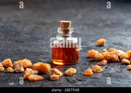 Eine Flasche ätherisches Öl aus Styrax Benzoin Stockfoto